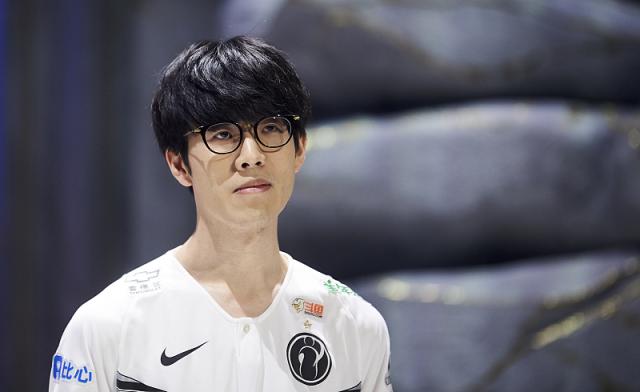 用眼神和动 用眼神和动